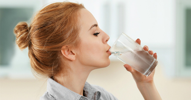 Không uống đủ nước khiến cơ thể khó giảm cân
