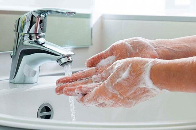 Tạo thói quen rửa tay thường xuyên để loại bỏ mầm bệnh, vi khuẩn