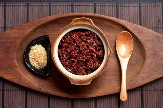 Bạn có thể thay cơm trắng bằng cơm gạo lứt hoặc bún gạo lứt