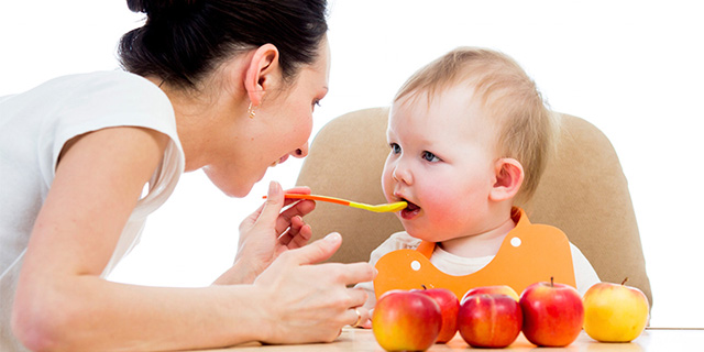 Trẻ có thể ăn dặm trái cây từ lúc 4 tháng tuổi