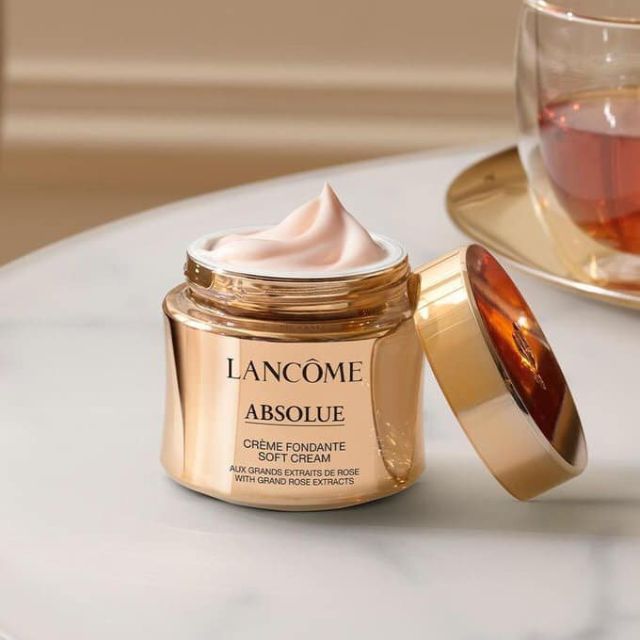 Lancome Absolue với thiết kế tinh tế và chất kem premium đem lại trải nghiệm dưỡng da tuyệt vời