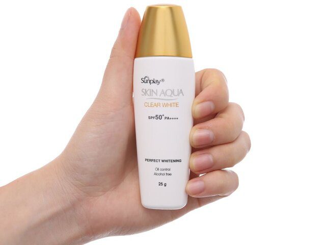 Top 7 kem chống nắng Skin Aqua cho da dầu đáng lựa chọn nhất hiện nay 6 Thiết kế chống nắng Sunplay Skin Aqua Clear White nhỏ nhắn dễ cầm tay mang theo khi di chuyển
