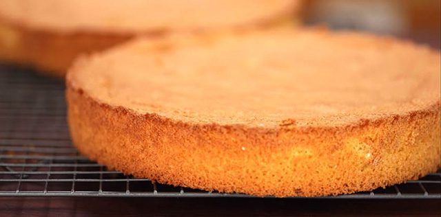 Bánh không nở xốp cũng là vấn đề thường gặp khi làm cốt bánh sinh nhật bằng nồi chiên không dầu